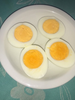 Una foto de Huevo duro perfecto con yema centrada