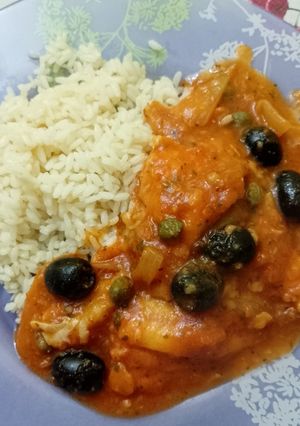 Una foto de Bacalao con tomate y aceitunas