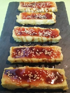 Una foto de Camenbert frito con mermelada de frambuesa y caramelo líquido