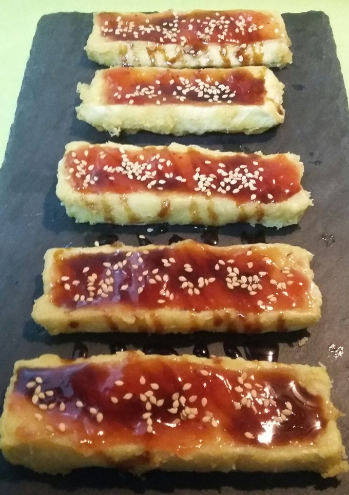 Una foto de Camenbert frito con mermelada de frambuesa y caramelo líquido