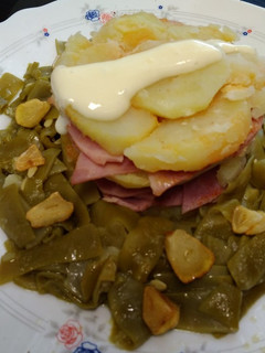 Una foto de Vainas con timbal de patata y lacón