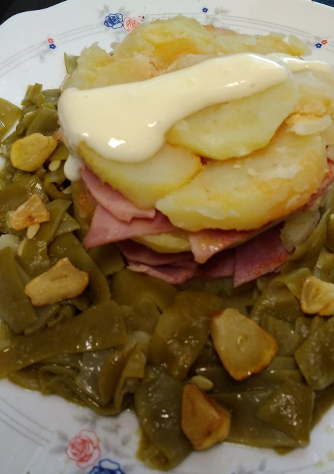Una foto de Vainas con timbal de patata y lacón