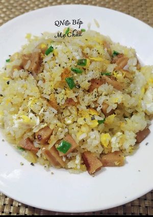 Hình của món Cơm chiên trứng xúc xích.