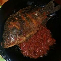 A picture of Fried Fish With Fried tomatoes.