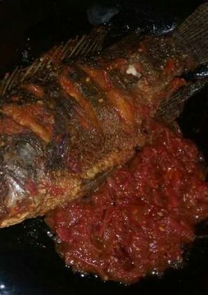 A picture of Fried Fish With Fried tomatoes.