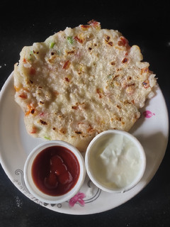 સોજીના ઉત્તપમ(soji uttapam recipe in Gujarati) રેસીપી મુખ્ય ફોટો