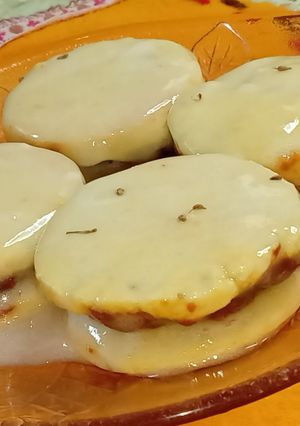 Una foto de Alfajores anisados de pura yema y glaseados 💛⚪
