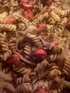 Una foto de Espirales de pasta salteados con morcilla de burgos y salchichas