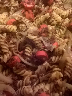 Una foto de Espirales de pasta salteados con morcilla de burgos y salchichas
