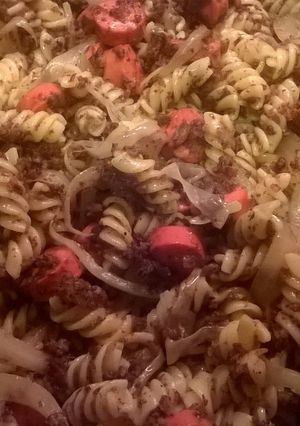 Una foto de Espirales de pasta salteados con morcilla de burgos y salchichas