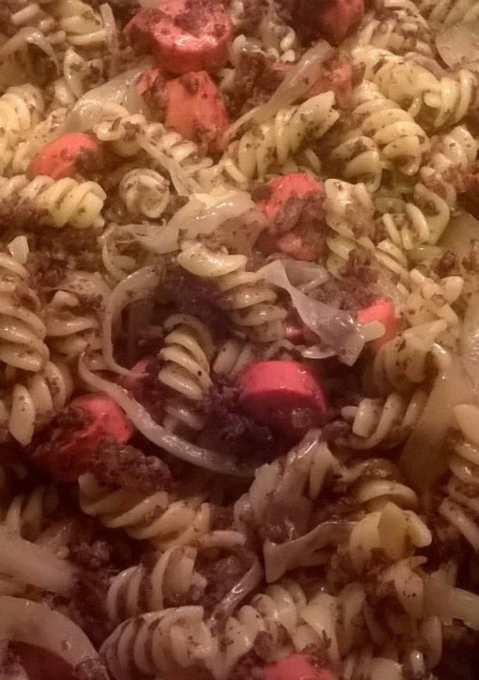 Una foto de Espirales de pasta salteados con morcilla de burgos y salchichas
