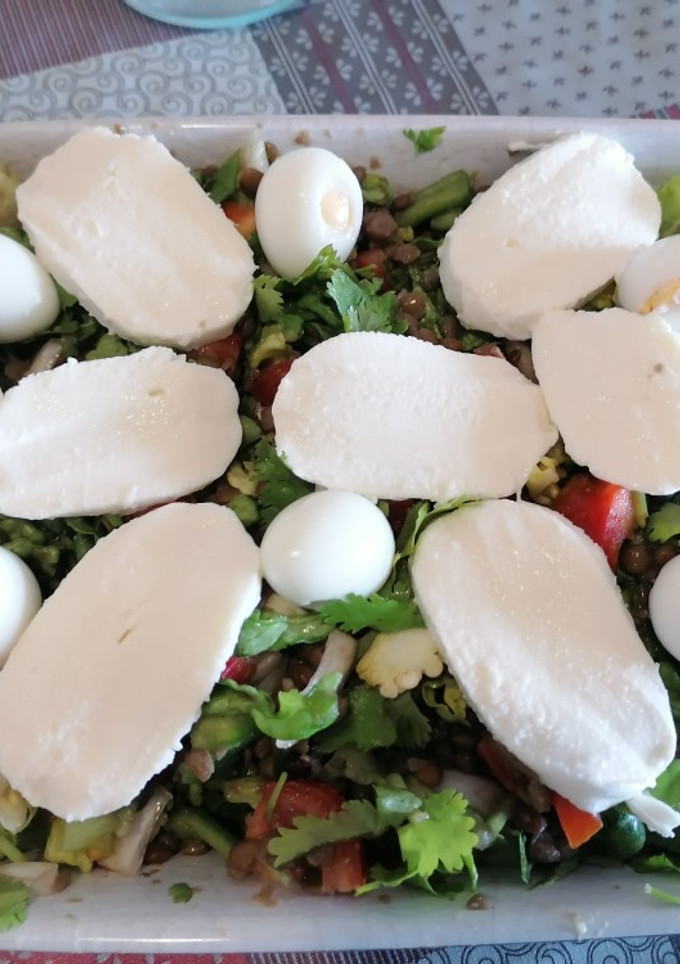 Una foto de 54. Ensalada de lentejas con mozzarella y huevos de codorniz