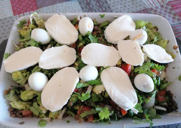 54. Ensalada de lentejas con mozzarella y huevos de codorniz
