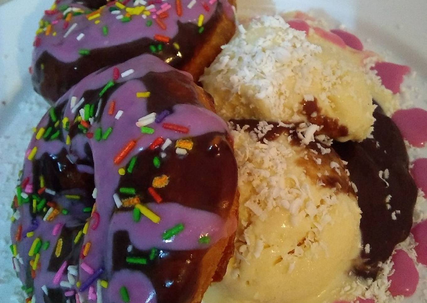 Doughnuts with vanilla ice cream 😋