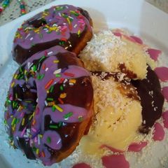 A picture of Doughnuts with vanilla ice cream 😋.