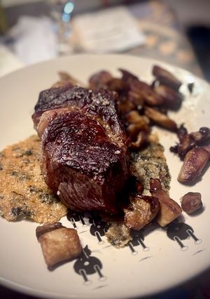 Une photo de Côte de bœuf, Cèpes et tuiles de Parmesan