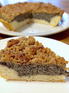 A picture of Mohnkuchen mit Streusel (German Poppy Seed Cake).
