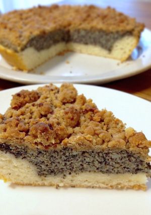 A picture of Mohnkuchen mit Streusel (German Poppy Seed Cake).