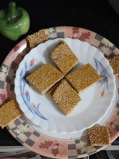 તલની ચીકી (Tal Chikki Recipe in Gujarati) રેસીપી મુખ્ય ફોટો