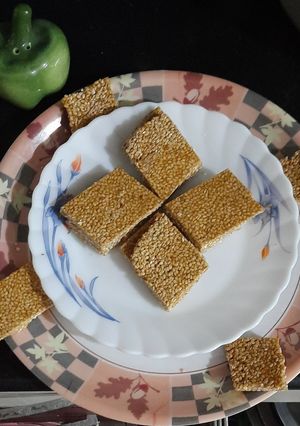 તલની ચીકી (Tal Chikki Recipe in Gujarati) રેસીપી મુખ્ય ફોટો