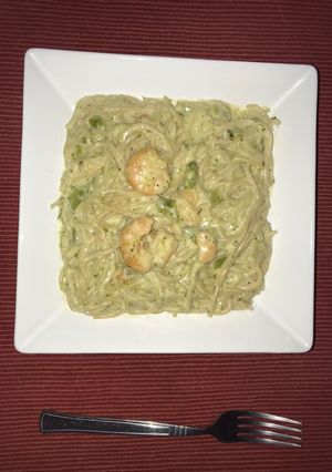 Una foto de Espaguetis con brócoli y camarones
