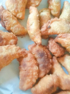 Una foto de Empanadas de harina fritas de carne o pollo!