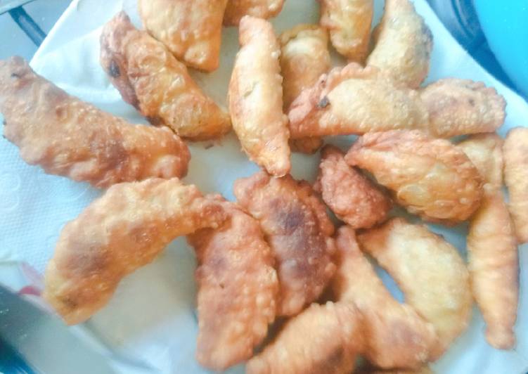 Empanadas de harina fritas de carne o pollo!