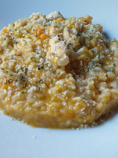 Una foto de Risotto de calabaza, puerro y pollo