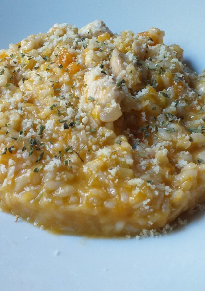 Una foto de Risotto de calabaza, puerro y pollo