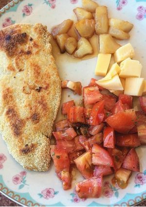 Una foto de Milanesa de pollo acompaña... Bajo calorías