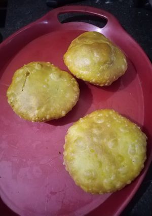 A picture of Daal kachori.
