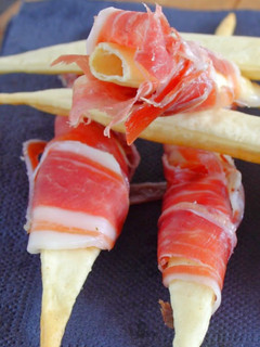 Una foto de Jamón ibérico con palitos crujientes