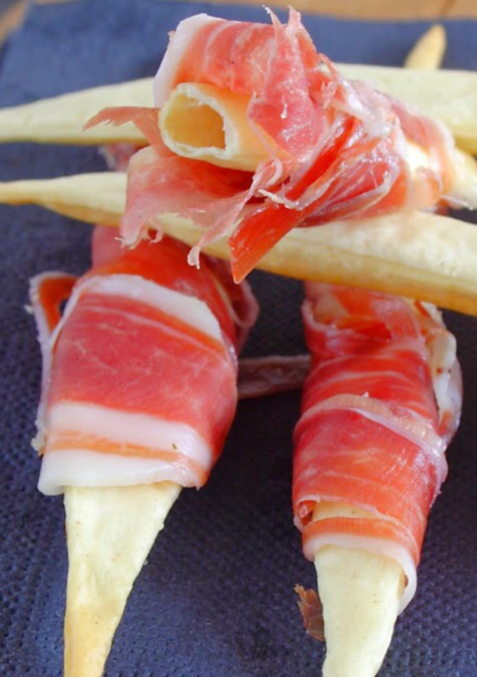 Una foto de Jamón ibérico con palitos crujientes