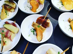 Una foto de Tapas de Papa con Tocino y mayonesa