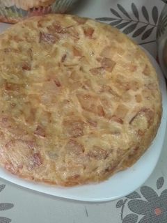 Una foto de Tortilla de patatas rellena de pavo y queso