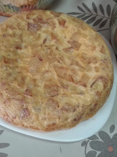 Una foto de Tortilla de patatas rellena de pavo y queso