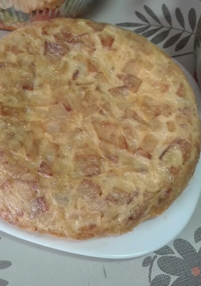 Una foto de Tortilla de patatas rellena de pavo y queso