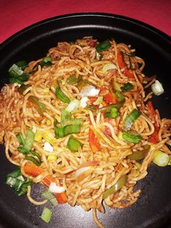 वेज हक्का नूडल्स (Veg hakka noodles recipe in Hindi) रेसिपी मुख्य फोटो