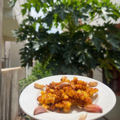 Crispy Corn 🌽 with fried Garlic 🧄 A picture of Crispy Corn 🌽 with fried Garlic 🧄.