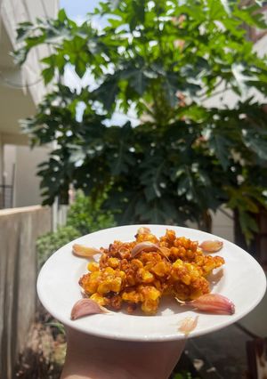 A picture of Crispy Corn 🌽 with fried Garlic 🧄.