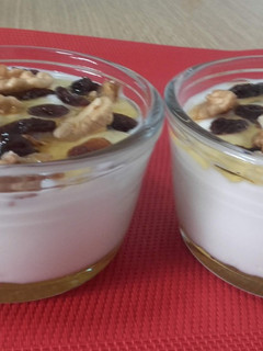 Una foto de Yogur con pasas, nueces, y miel