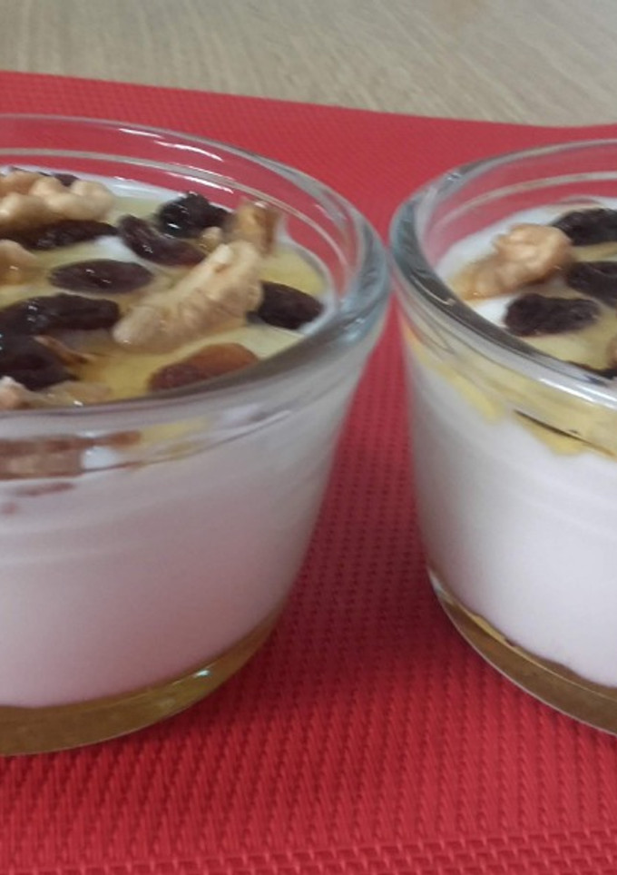 Una foto de Yogur con pasas, nueces, y miel