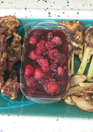 Una foto de Cordero frito e hinojo a la plancha y salsa de frutas del bosque