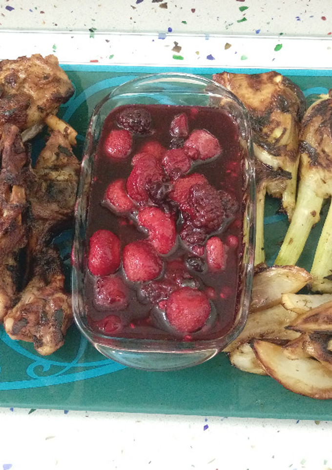 Una foto de Cordero frito e hinojo a la plancha y salsa de frutas del bosque