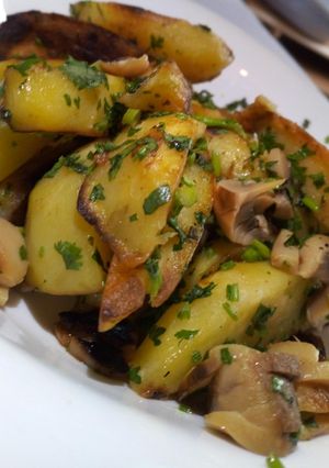 A picture of Herb and mushroom potatoes.