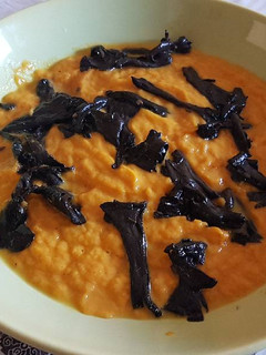Una foto de Crema de calabaza con trompetas de la muerte