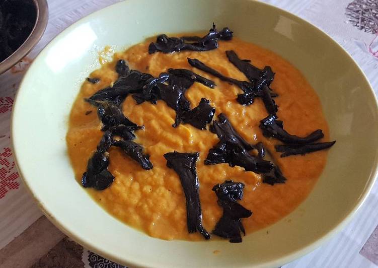 Crema de calabaza con trompetas de la muerte