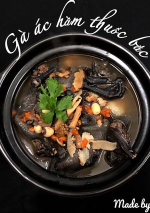 Hình của món Gà ác hầm thuốc bắc.