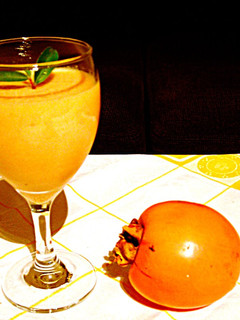 Una foto de Mix de caqui y plátano para la merienda