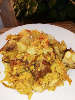 Una foto de Paella de coliflor con ajos tiernos y costilla de cerdo